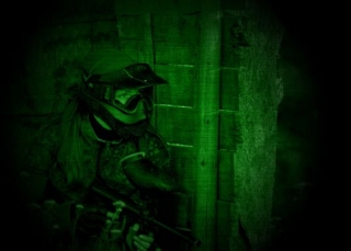 Partida de paintball nocturna